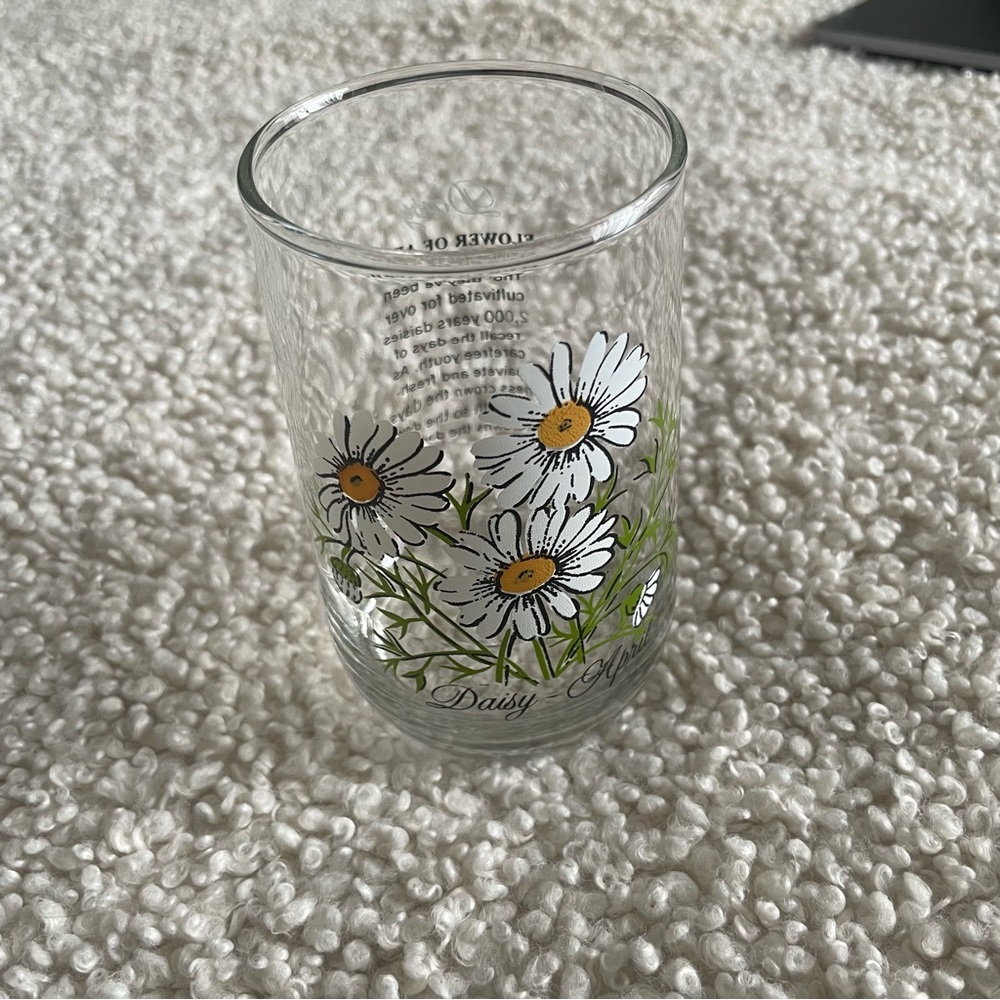 April daisy birth month flower glass